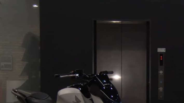 Après activation d'un mode tout autonome, la moto peut aller se stationner seule à petite vitesse. Après activation d'un mode tout autonome, la moto peut aller se stationner seule à petite vitesse.