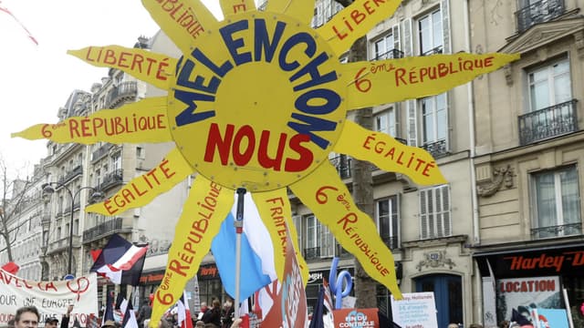 Une pancarte "Mélenchon nous" dans une manifestation.