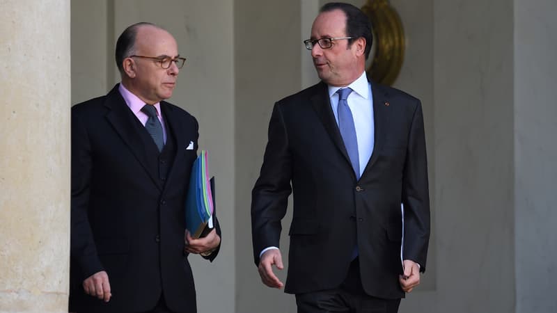 L'ancien chef de l'État François Hollande et son ministre de l'Intérieur de l'époque, Bernard Cazeneuve. (Photo d'illustration)