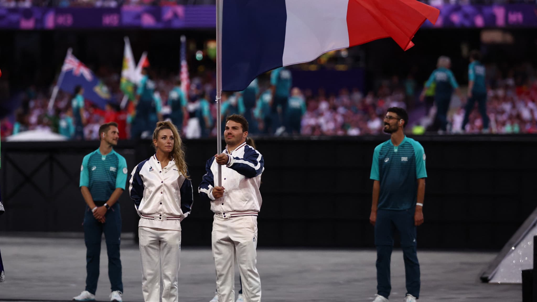 Antoine Dupont et Pauline Ferrand-Prévot porte-drapeaux de la délégation française, cérémonie d'ouverture des JO de Paris 2024, 11 août 2024 Antoine Dupont et Pauline Ferrand-Prévot porte-drapeaux de la délégation française, cérémonie d'ouverture des JO de Paris 2024, 11 août 2024