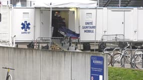 L'unité sanitaire mobile sur le parking de l'hôpital universitaire de Strasbourg