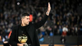 Rodri célébré à l'Etihad Stadium après sa victoire au Ballon d'or, le 23 novembre 2024.