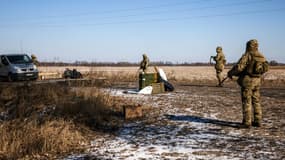 Des soldats ukrainiens à un checkpoint près du village de Velyka Dymerka, aux portes de Kiev, le 10 mars 2022  PHOTO D'ILLUSTRATION