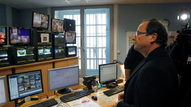 François Hollande à Dijon (Côte-d'Or) devant des caméras de vidéosurveillance. Le candidat socialiste à la présidentielle a engagé lundi la bataille avec la majorité sur le thème de la sécurité et de la justice des mineurs, un terrain sur lequel la gauche