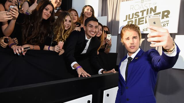 Justin Bieber prend des selfies avec ses fans en mars 2015