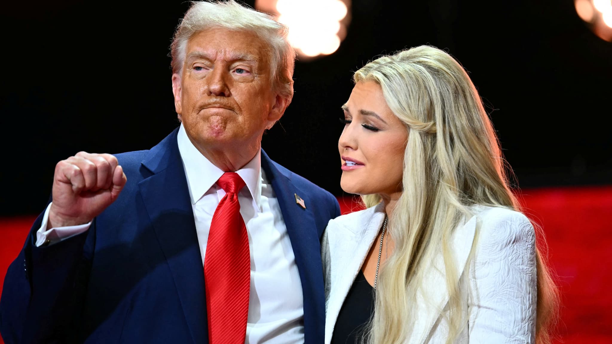"TOUS CHARLIE KIRK": POUR SES ADIEUX AU MILITANT CONSERVATEUR, L'AMÉRIQUE TRUMPISTE CÉLÈBRE SON "MARTYR"