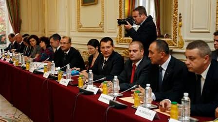 Responsables roumains en visite mercredi à Paris pour une rencontre ministérielle franco-roumaine à propos de la communauté rom. Le gouvernement français s'est employé mercredi à désamorcer les critiques suscitées en France et dans le monde par le durciss