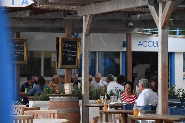 Des touristes attablés à un restaurant de plage de Golfe-Juan en septembre 2017.