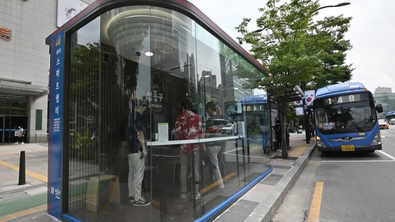 A l'intérieur de cet arrêt de bus qui ressemble à une large cabine vitrée, le système de climatisation est équipé de lampes à rayons ultraviolets destinées à éliminer le virus tout en rafraîchissant la température.