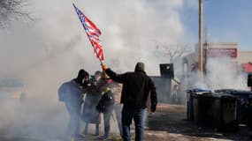 Des manifestants protestent contre la présence de l'ICE dans la ville et reçoivent du gaz lacrymogène, le 25 janvier 2026.