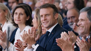 Emmanuel Macron lors de l'arrivée de la flamme olympique à Marseille le 8 mai 2024