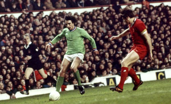 Dominique Rocheteau (en vert), ailier virevoltant de Saint-Etienne, en mars 1977 à Anfield contre Liverpool