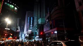 Une panne d'électricité plonge Time Square dans le noir, à New-York, le 13 juillet 2019.