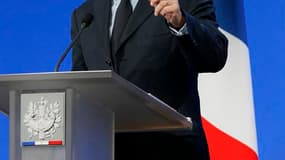 Au lendemain du sommet de crise réuni à l'Elysée, Nicolas Sarkozy a défendu jeudi la nécessité urgente de faire baisser le coût du travail en France, indiquant qu'il s'agissait d'arrêter une véritable hémorragie de l'industrie du pays. /Photo prise le 19