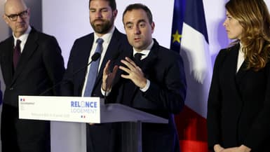 Le Premier ministre français Sébastien Lecornu (2e à droite) s'exprime, entouré du ministre de l'Économie et des Finances Roland Lescure (à gauche), du ministre du Logement Vincent Jeanbrun (2e à gauche) et de la porte-parole du gouvernement Maud Brégéon (à droite), lors d'une visite sur un chantier de logements sociaux à Rosny-sous-Bois, en banlieue parisienne, le 23 janvier 2026. 