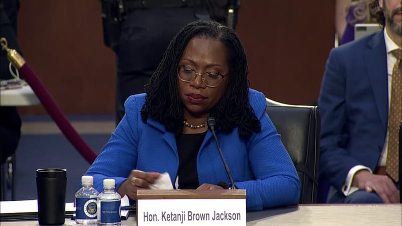 L'émotion de Ketanji Brown Jackson, candidate à la Cour Suprême, face au discours d'un sénateur démocrate