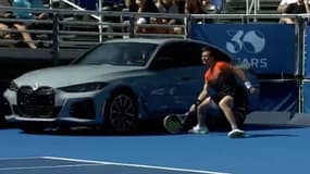 Stefan Kozlov heurtant une voiture en plein match