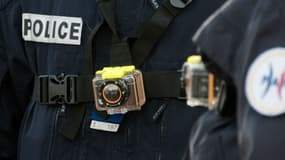Une caméra-piéton sur un policier à Calais en mars 2016