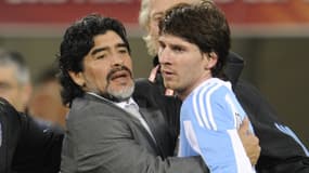 Diego Maradona et Lionel Messi après Allemagne-Argentine à la Coupe du monde 2010 