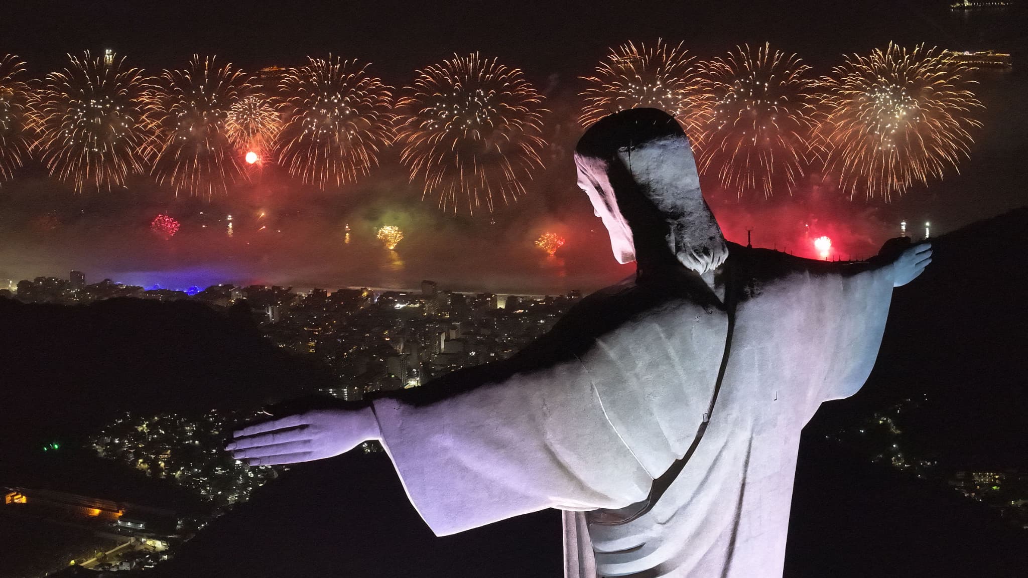 Vue aérienne de la statue du Christ Rédempteur et des feux d'artifice tirés sur la plage de Copacabana lors des célébrations du Nouvel An, le 1er janvier 2026, à Rio de Janeiro, au Brésil. Vue aérienne de la statue du Christ Rédempteur et des feux d'artifice tirés sur la plage de Copacabana lors des célébrations du Nouvel An, le 1er janvier 2026, à Rio de Janeiro, au Brésil.
