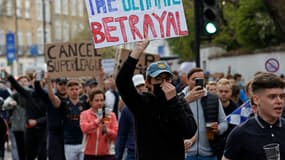 Des supporters de Chelsea manifestant contre la Super League, à Londres le 20 avril 2021
