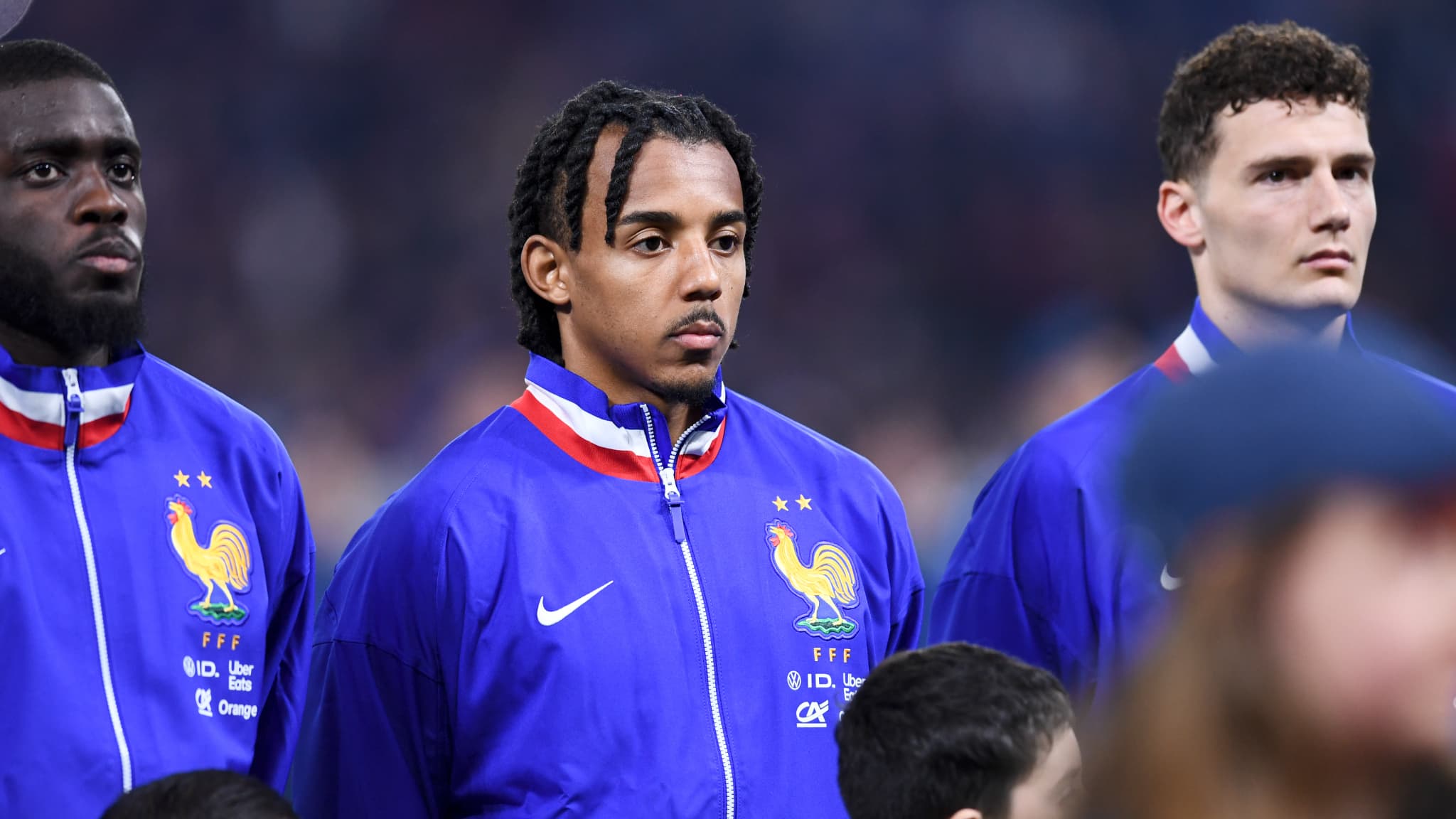 Dayot Upamecano, Jules Koundé et Benjamin Pavard lors de l'hymne national avec l'équipe de France, 23 mars 2024