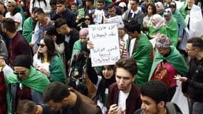 Étudiants algériens manifestant dans les rues d'Alger le 26 mars.