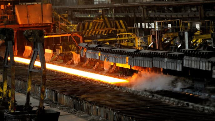 De l'acier en fusion sort d'un laminoir à l'usine ArcelorMittal de Grande-Synthe (Nord) (photo d'illustration).