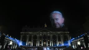 Le portrait du pape François, représenté grâce à des drones, place Saint-Pierre à Rome, ce samedi 13 septembre 2025.