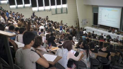 Des étudiants assistent à un cours de sciences à l'université d'Aix à Marseille le 8 septembre 2014
