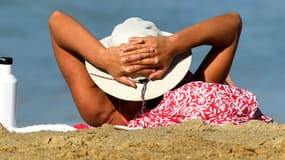 Une femme bronze sur la "Grande plage" de Biarritz, le 18 octobre 2022.