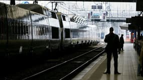 Un TGV en gare Saint-Jean, à Bordeaux. Le projet de ligne ferroviaire à grande vitesse (LGV) entre Bordeaux et Toulouse n'est pas remis en cause, a déclaré le président de la région Midi-Pyrénées, après un entretien jeudi soir au téléphone avec le ministr