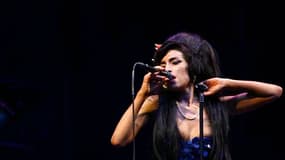La chanteuse britannique Amy Winehouse a été retrouvée morte à son domicile à Londres. La police a qualifié le décès "d'inexpliqué". La chanteuse a connue sa courte carrière perturbée par de nombreux problèmes d'addiction, notamment à l'alcool. /Photo d'a