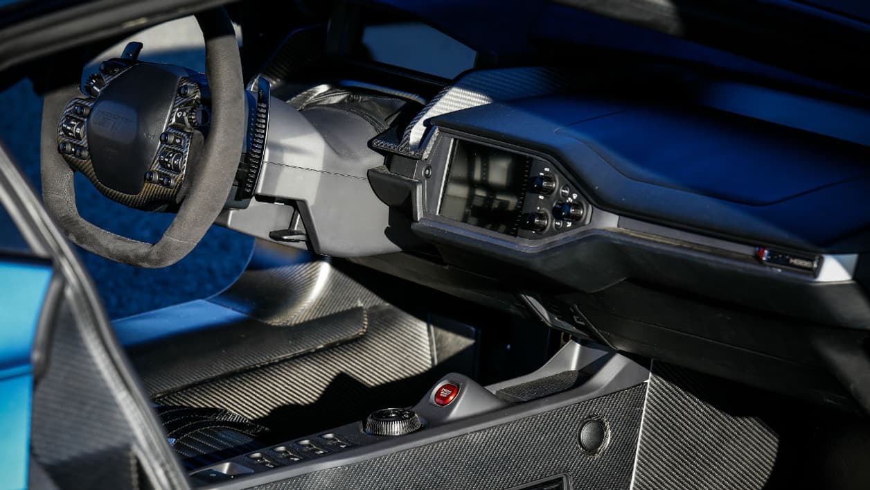 L'intérieur de la nouvelle GT, beaucoup plus civilisé que la voiture de course!