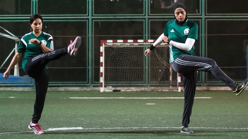 Une footballeuse avec un hijab en Egypte, illustration
