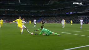 La charge de Casemiro sur Kai Havertz