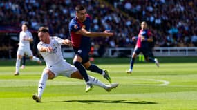 Raul Asencio au duel avec Ferran Torres lors du clasico Barça-Real (4-3, Liga), le 11 mai 2025