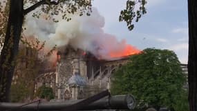 Notre-Dame de Paris en flammes.