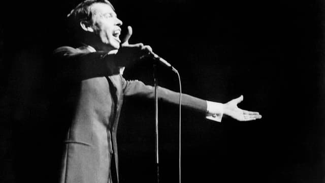 Le chanteur Jacques Brel, dont Charley Marouani a été l'imprésario tout au long de sa carrière, le 7 octobre 1966 à l'Olympia à Paris.