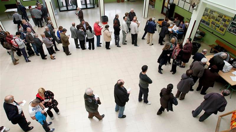 Dans un bureau de vote à Barcelone. Selon des résultats partiels, les quatre partis indépendantistes emportent la majorité absolue des sièges disputés lors des élections régionales anticipées qui ont eu lieu dimanche en Catalogne, mais le parti nationalis