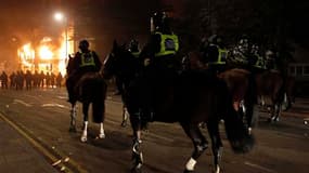 Des affrontements ont eu lieu samedi soir, à Tottenham, dans le nord de Londres entre des policiers et quelque 200 personnes qui protestaient contre la mort d'un homme de 29 ans tué jeudi lors d'un échange de coups de feu avec des forces de l'ordre. /Phot