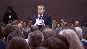 Interpellé par une gilet jaune, Emmanuel Macron assure que "la liberté de manifester et l'État de droit seront préservés"