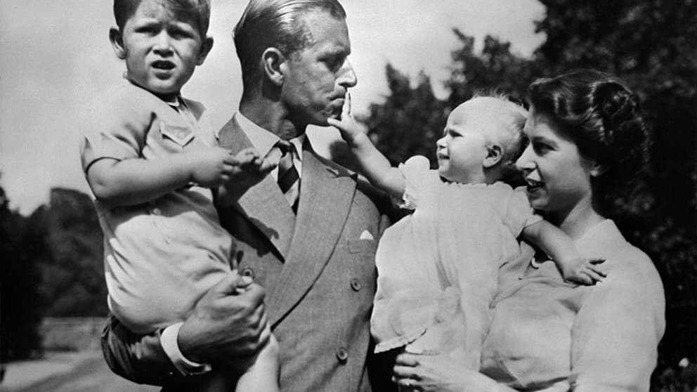 Philip et Elizabeth avec Charles et Anne, en 1950. Philip et Elizabeth avec Charles et Anne, en 1950.