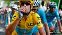 Vincenzo Nibali boit du champagne pour fêter sa victoire sur le Tour 2014