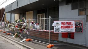 Des fleurs déposées devant une synagogue de la banlieue de Melbourbe, incendiée, le 9 décembre 2024