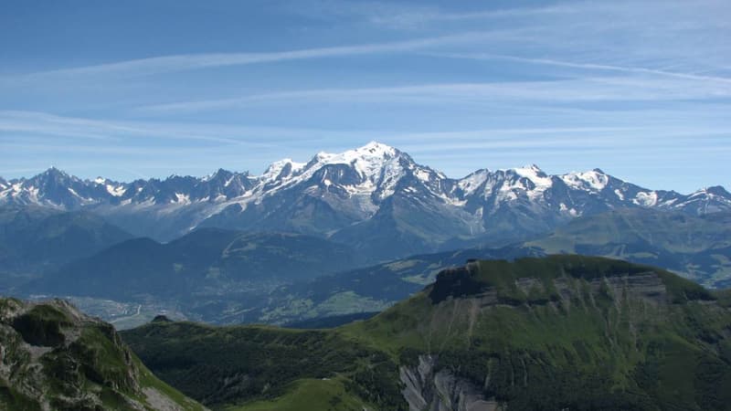 Le massif du Mont Blanc en août 2008 depuis le trou de la Mouche,  dans le massif des Aravis.