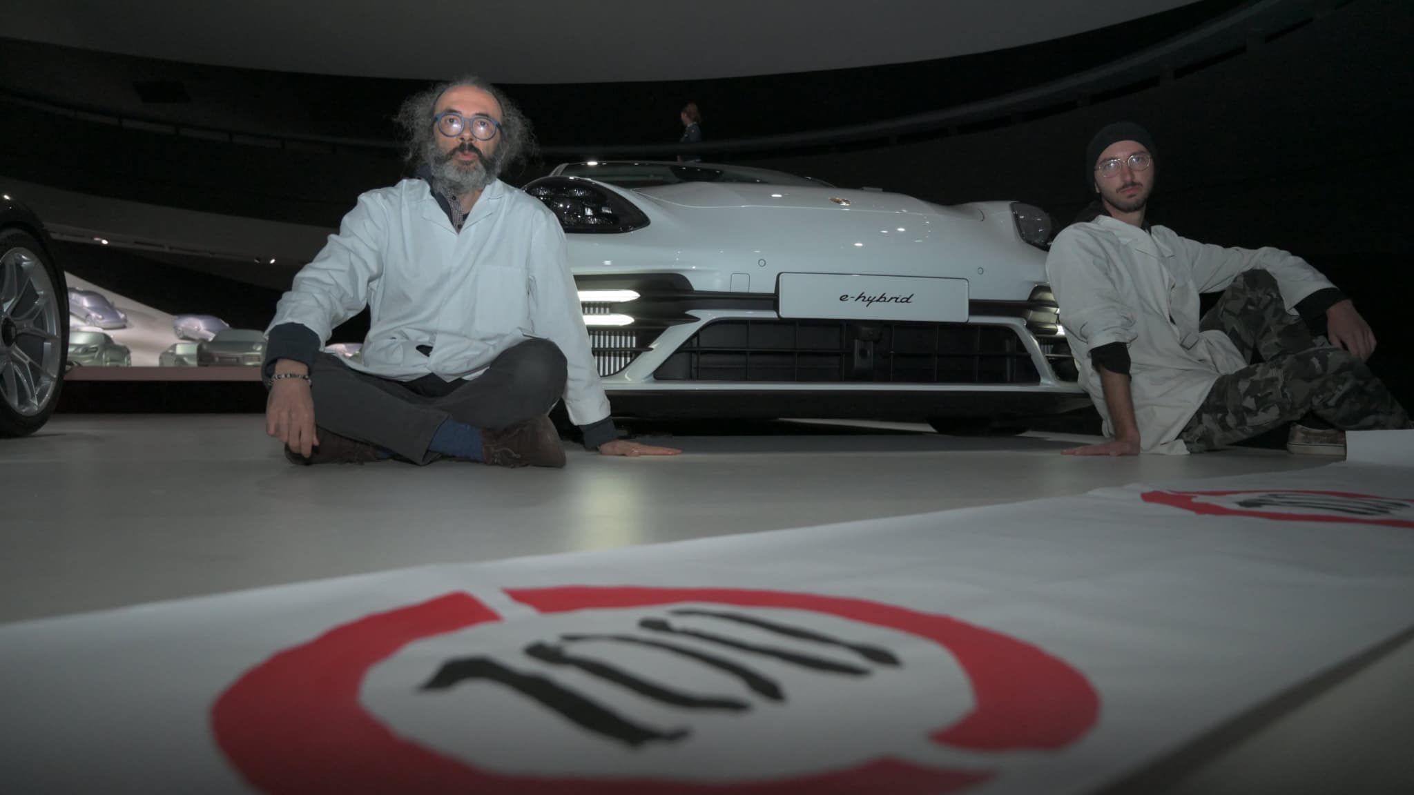 Le scientifique Gianluca Grimalda de Scientist Rebellion, collé au sol du musée Porsche en Allemagne fin octobre 2022. Le scientifique Gianluca Grimalda de Scientist Rebellion, collé au sol du musée Porsche en Allemagne fin octobre 2022.
