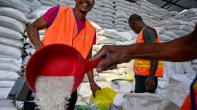 Des ouvriers trient des sacs de riz dans un entrepôt du Bureau indonésien de la logistique (BULOG) à Lambaro, dans la province d'Aceh, le 29 décembre 2025. 