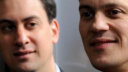 Le Parti travailliste britannique, qui se rétablit dans les sondages après la lourde défaite de mai dernier, élit ce samedi son nouveau dirigeant parmi cinq candidats, dont les frères David (à droite) et Ed Miliband qui partent favoris. /Photo d'archives/