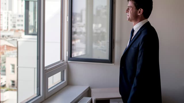 Manuel Valls visite un immeuble neuf à Paris, le 26 juin 2014